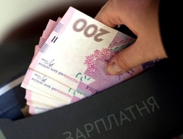 Бухгалтер волинської лікарні видавала її співробітникам завищені зарплати