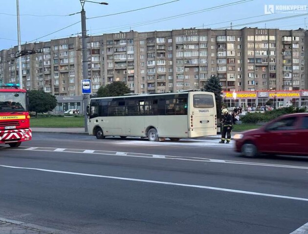 У Луцьку патрульні допомогли водію загасити пожежу, яка виникла в його маршрутці