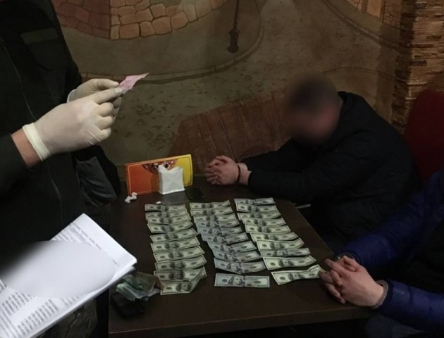 У Луцьку на хабарі у 3 тисячі доларів затримали працівника СБУ та спільників. ФОТО