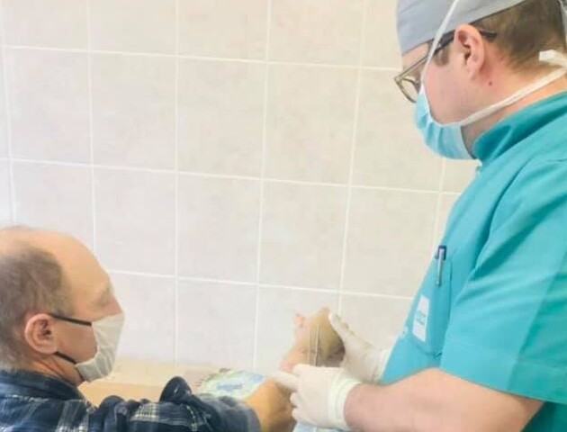 У Луцьку в лікарні чоловікові відновили відрізану циркуляркою руку