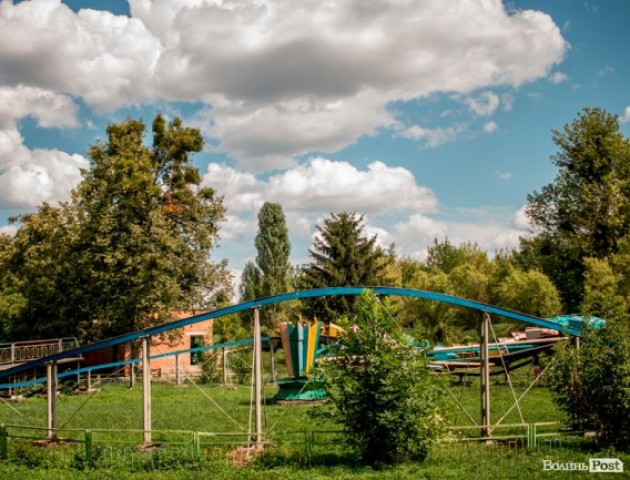 Безлюдні закутки і порожні атракціони: луцький парк влітку. ФОТО