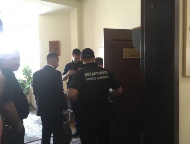 В кабінеті заступника луцького мера знайшли іноземну валюту - деталі обшуку Рачкова