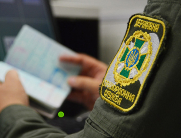 Українець намагався провезти через «Ягодин» крадену італійську іномарку