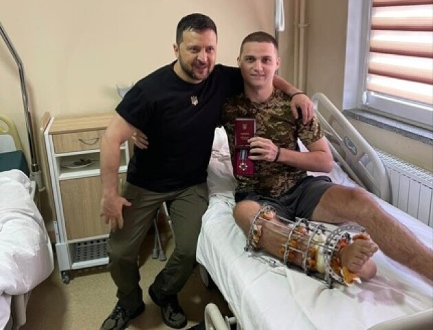 Зеленський вручив орден воїну 14-ї бригади, який отримав важке поранення під Соледаром