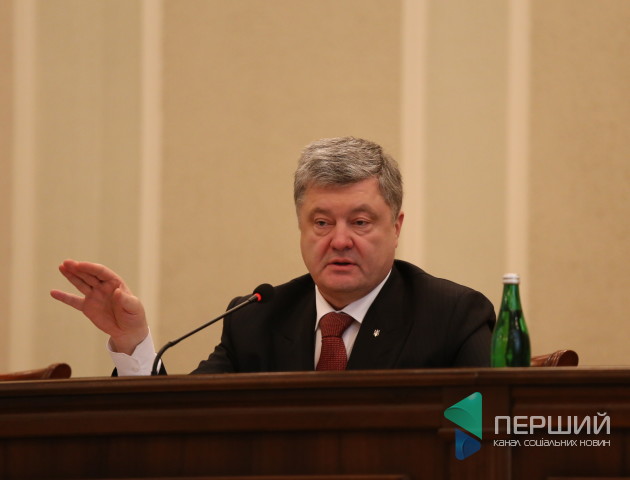 Порошенко у Луцьку заявив, що економіку і бізнес треба захищати від тиску силовиків