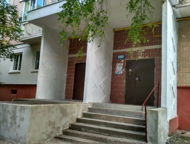 Відвідувачі Луцького ЦНАПу справляють потреби у під'їздах будинків