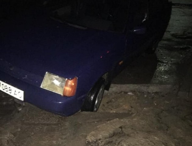 У Луцьку авто влетіло в яму, яку комунальники забули огородити