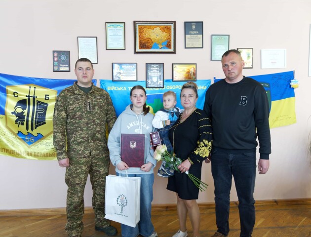 Родині загиблого на війні волинянина вручили його нагороду