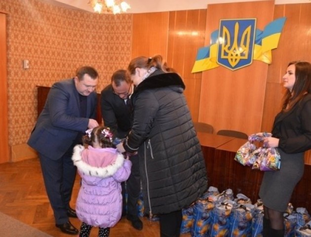 У Луцьку дітям роздали понад 4 тисяч подарунків до Різдва