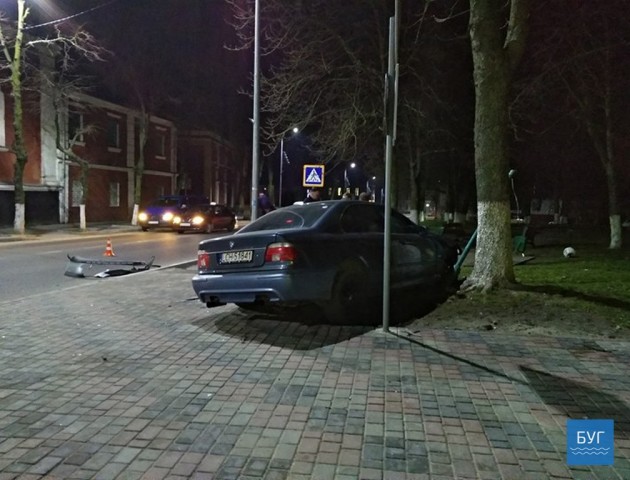 На Волині легковий автомобіль влетів у групу студентів на тротуарі