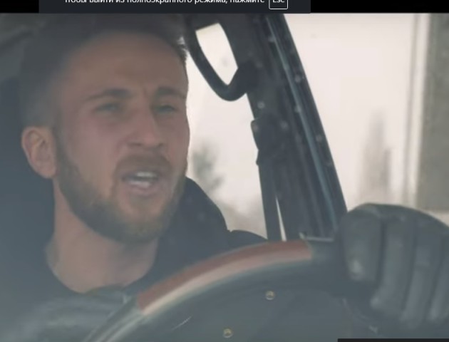 Зброя, бабуся і реп. Волинський журналіст зняв кліп на власну композицію. ВІДЕО