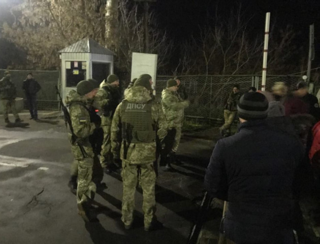 Скандал на волинському кордоні: машини на «бляхах» не впускають в Україну. ФОТО. ВІДЕО