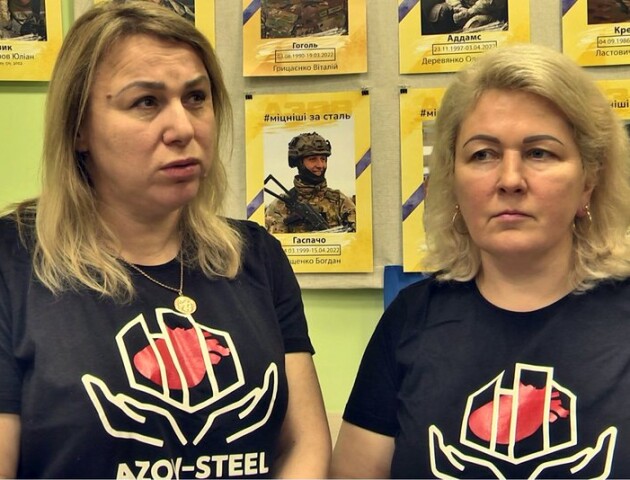 На Волині мами полонених азовців організували фотовиставку