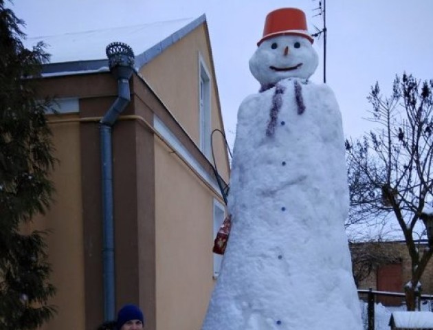 Лучани зліпили величезного сніговика. ФОТО