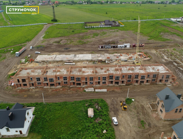 У ЖК «Струмочок» «ростуть» нові таунхауси. Показали відео з будівельного майданчика