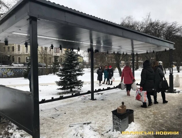 У центрі Луцька встановлюють ще одну «розумну» зупинку. Фото