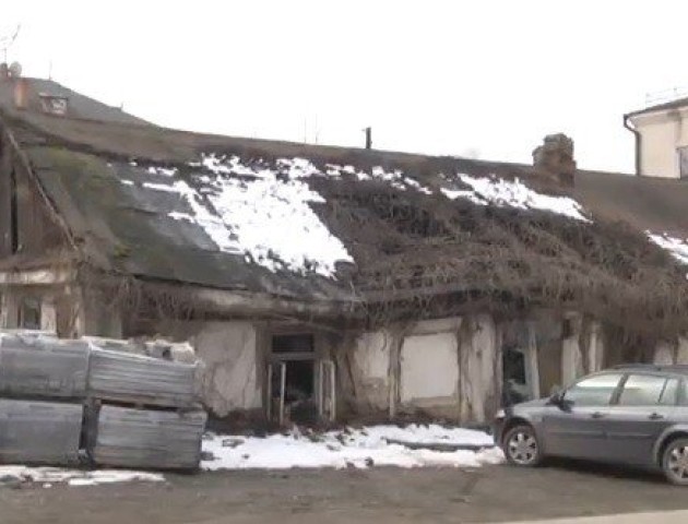 Біля міськради Луцька наркомани облаштували притон. ВІДЕО