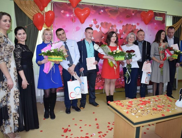 У Луцькому ЦНАПі в День закоханих одружилися шість пар
