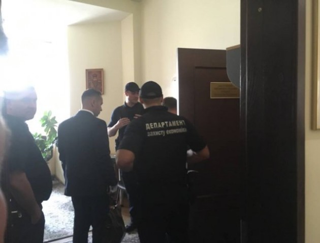 У кабінеті заступника Луцького міського голови Рачкова проводять обшук. ФОТО