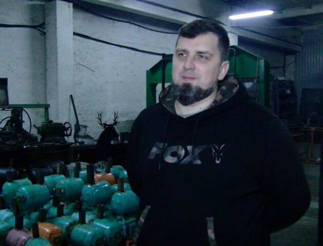 Після роботи додому не йдуть: на волинському підприємстві роблять і відправляють на фронт буржуйки