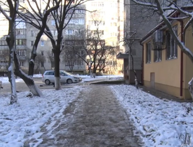 Лучани масово травмуються на слизьких тротуарах. ВІДЕО