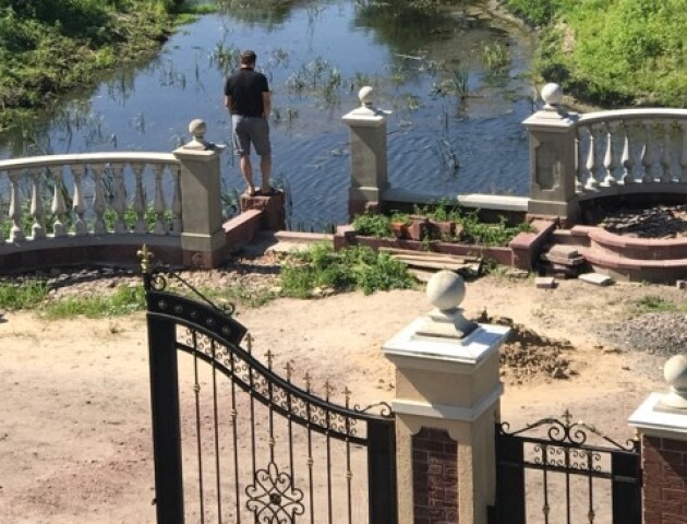Волинський дизайнер власноруч збудував над річкою терасу для жителів