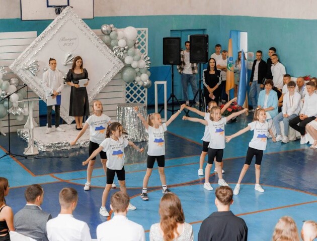 Збирали гроші на ЗСУ: у Любомлі відбувся патріотичний випускний