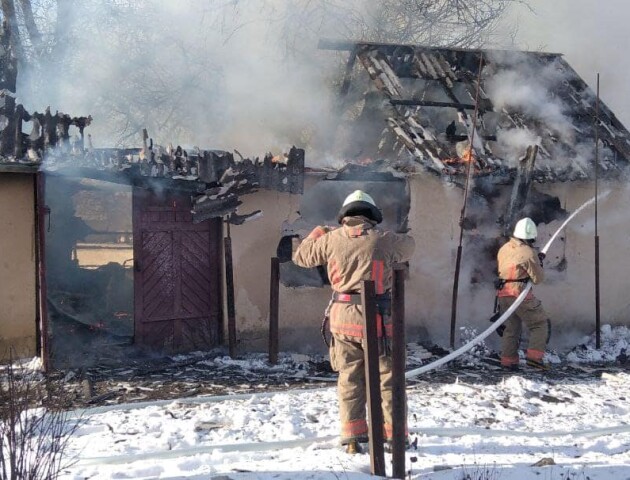На Волині горіли житловий будинок та господарські споруди