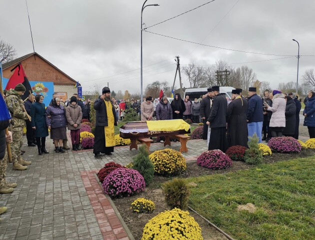 Лежав на полі бою 10 днів: на Волині поховали Героя Михайла Віцика