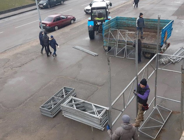У Рожищі почали монтувати новорічну ялинку. ФОТО