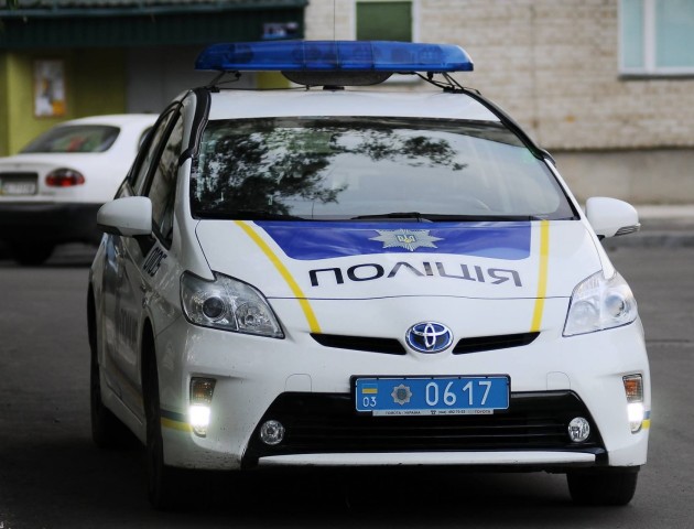У Луцьку водій кинувся під колеса автомобіля патрульних, щоб не платити штраф