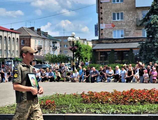 У громаді на Волині попрощались із Героєм Олександром Стольніцьким. ФОТО