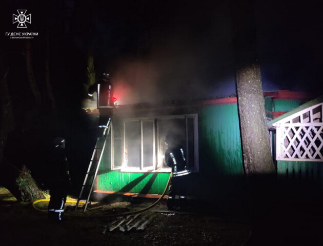 У Шацькій громаді від блискавки загорівся будинок