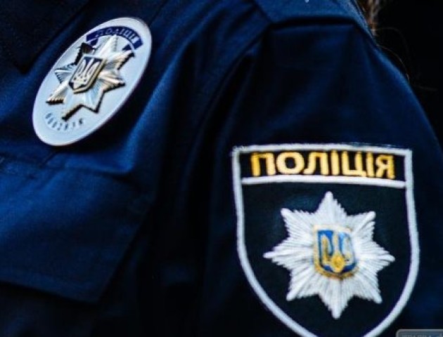 П'яний волинянин затиснув руки поліцейському склом у дверях, щоб не показувати свої документи