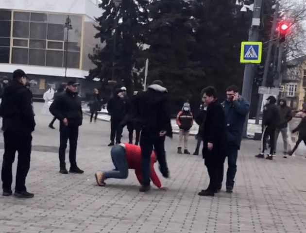 У центрі Луцька побилися чоловіки. Їх розбороняли два екіпажі поліції. Відео