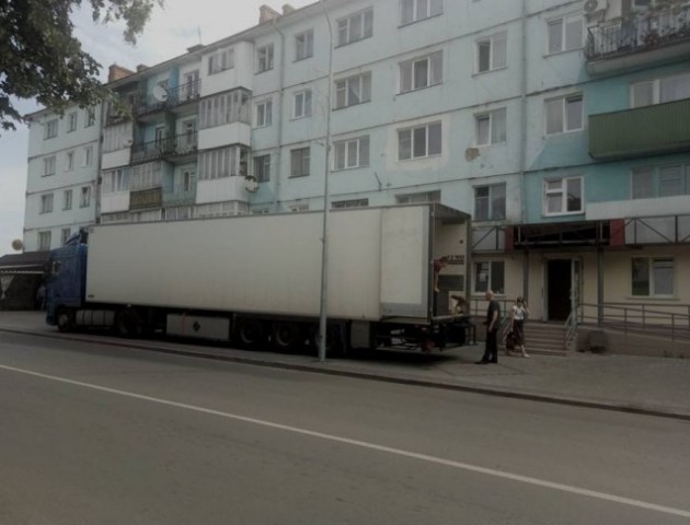 У місті на Волині фура припаркувалася на тротуарі. ФОТО