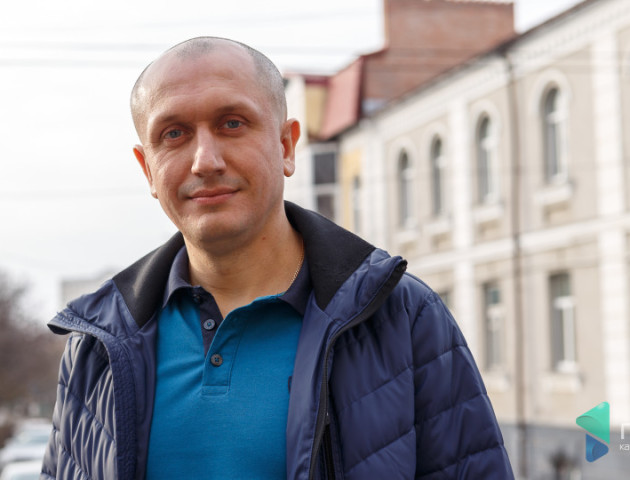 Луцький депутат розвіз в усі двори округу фарбу. ВІДЕО