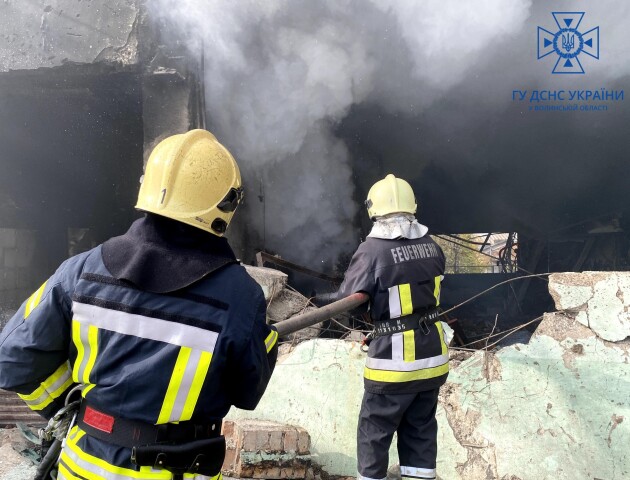 У Луцьку під час пожежі врятували жінку