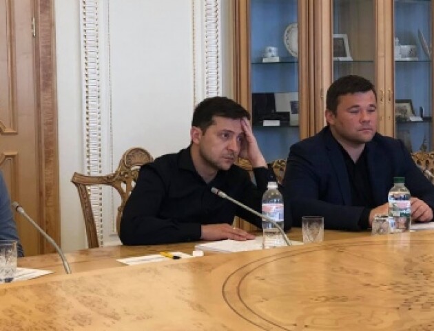 «Поводився пристойно, але постійно шептався з юристом». Зеленський зустрівся з нардепами