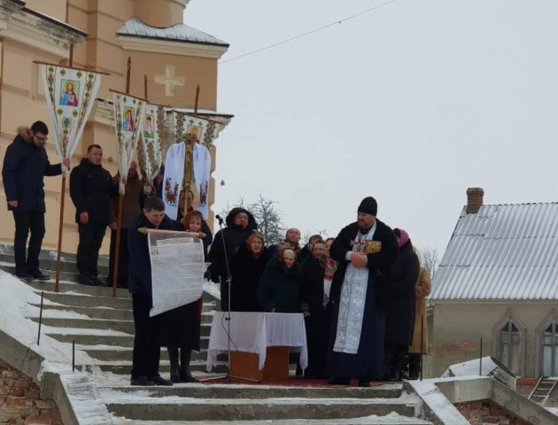 У Берестечку молилися під храмом, який вийшов з МП, бо настоятель загубив ключі