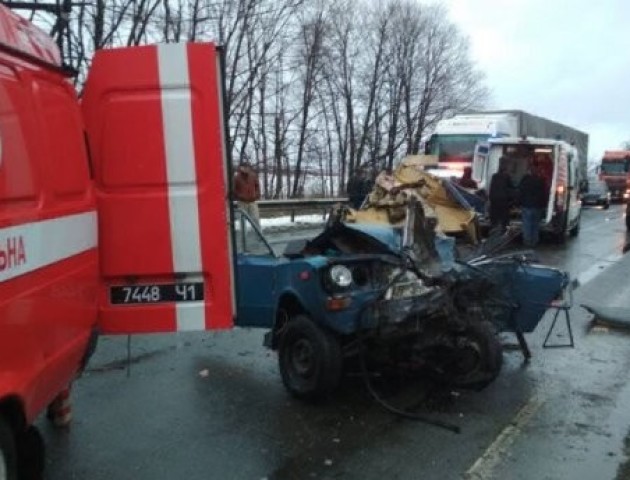 Жахлива аварія: маршрутка буквально розчавила легковик