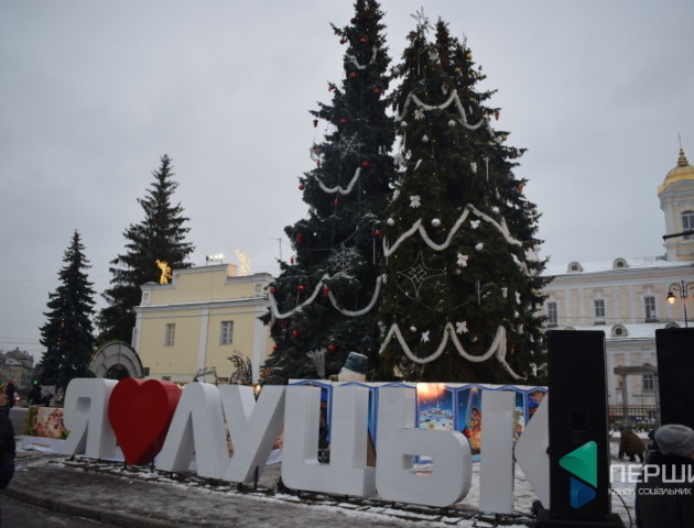 Куди щороку зникають новорічні прикраси з центральних ялинок Луцька?