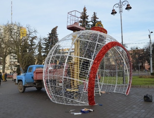 У центрі Луцька встановлюють велику велику «вогняну» кулю. ФОТО