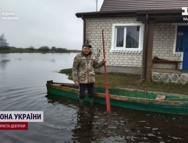 На полях вже оселились лебеді і тонуть трактори: Волинь через дощі йде під воду