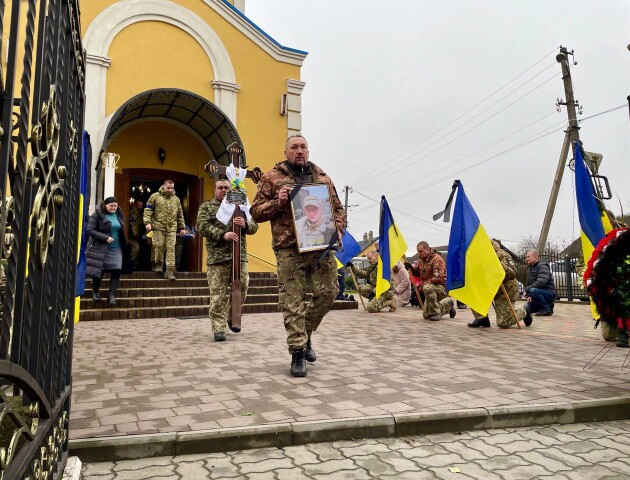 На Волині попрощалися із загиблим на війні прикордонником-переселенцем. ФОТО