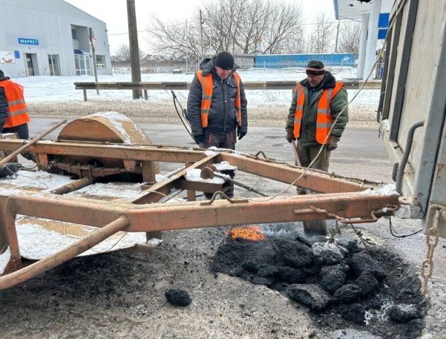 У Луцьку латають ями на дорогах