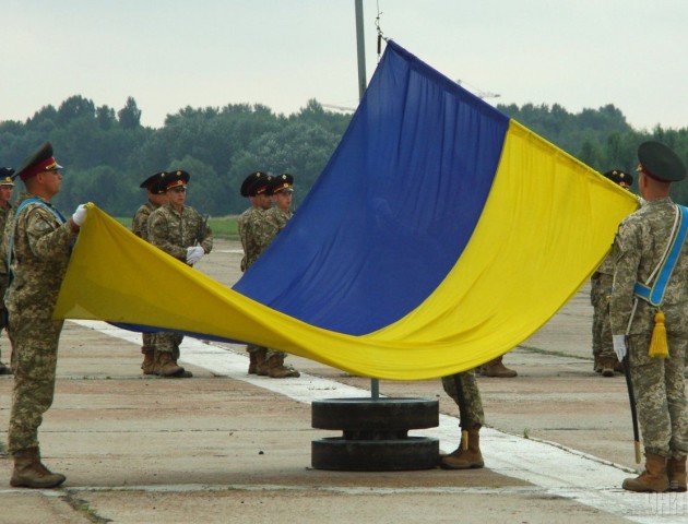 На Волині пенсіонерка шиє воякам прапори. ВІДЕО