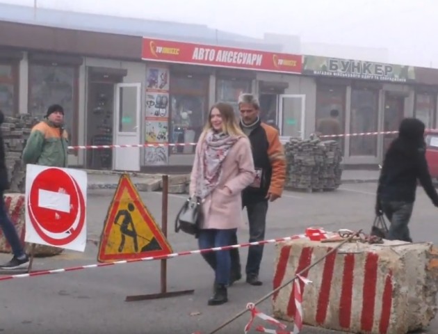 Базарники обурені ремонтом тепломереж на Завокзальному ринку. ВІДЕО