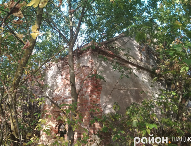 На Волині розчистили зарослу і захаращену архітектурну пам’ятку. ФОТО
