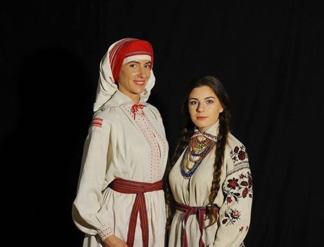 Журналісти у Луцьку одягли на себе столітній одяг і показали, що це красиво і стильно. ФОТО